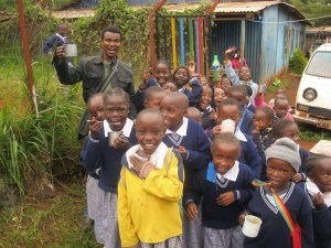 Njenga visita a niños patrocinados por Compassion en Kenia