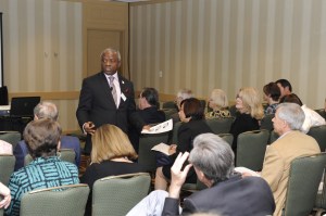 Tope Popoola en una conferencia dirigida a líderes de negocios