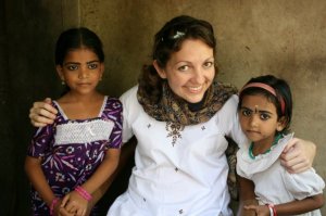 Amber, en uno de sus viajes, con dos pequeñas de la India